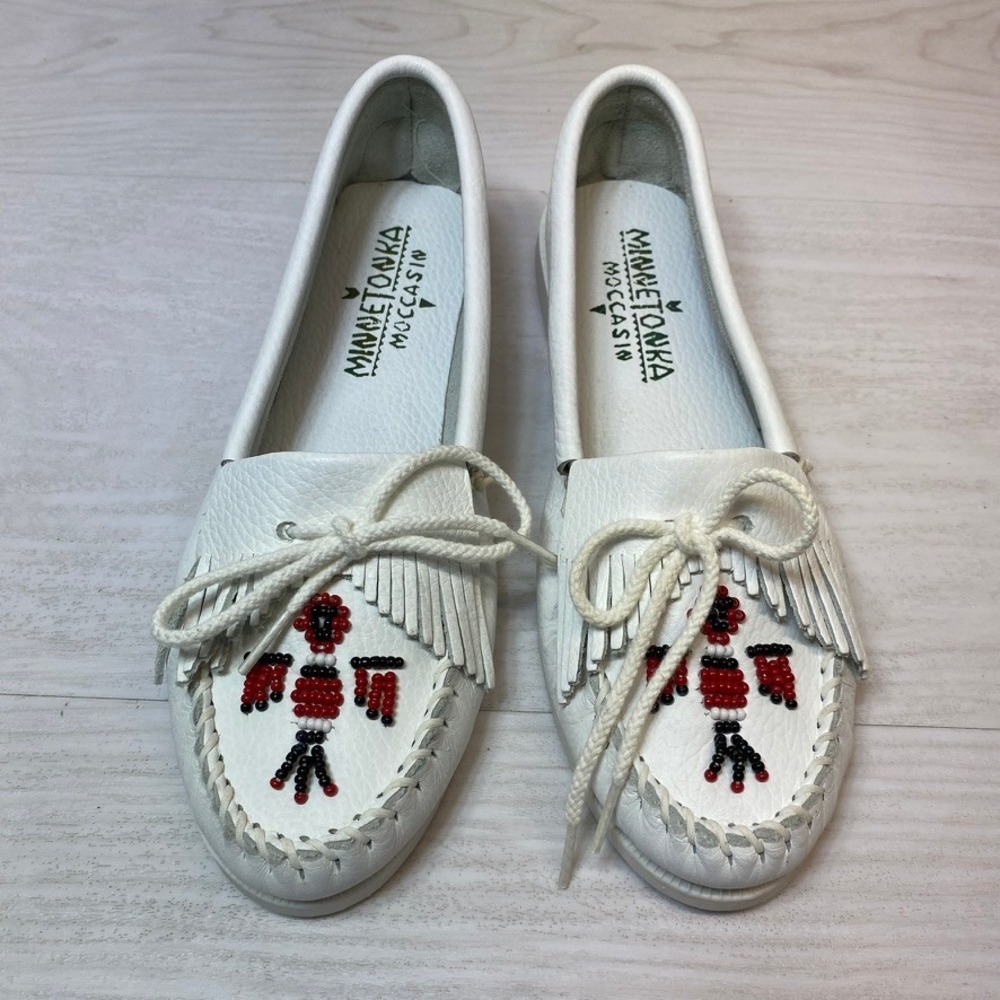 Minnetonka Womens 8 Moccasins Thunderbird Fringe White Leather Beaded Flat Shoes